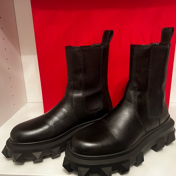 VALENTINO CHELSEA LUG BOOTS - Picture 2 of 7